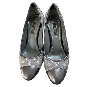 Louis Vuitton Elegant Gray and Black Heels